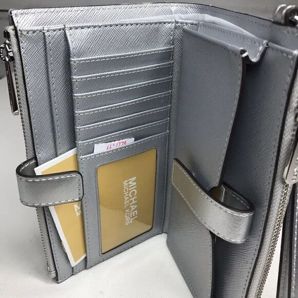 Michael Kors Peyton Lg Wristlet NWT - Picture 6 of 6